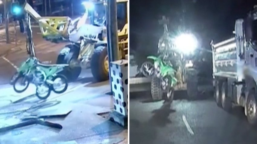 Hombre se roba dos motocicletas con la ayuda de un tractor (VIDEO) 