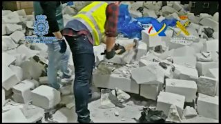 Agente de la policía española destruye bloques de hormigón que ocultan metanfetaminas