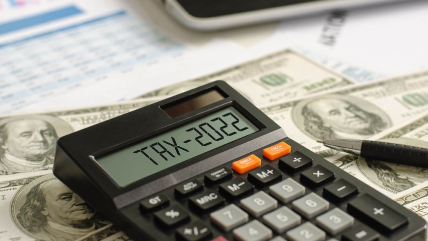 tax assistance with dollar-denominated banknotes On the display of the 2022 calculator, tax assistance, tax deductions are written.