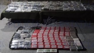 Fotografía de un decomiso de más de 270 paquetes de cocaína