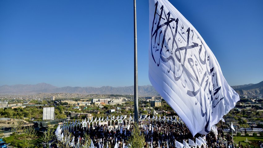 En video: los talibanes izan su bandera en Kabul