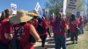 Huelga: maestros de Sacramento abandonan las aulas en busca de mejores contratos