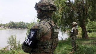 Fotografías de dos agentes de la Guardia Nacional de México