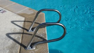En estado crítico, menor de 2 años hallada flotando en piscina en Chandler