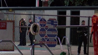 Mujer que manejaba presuntamente intoxicada termina con su auto en el fondo de una piscina llena de personas