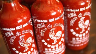Botellas de salsa de chile picante Sriracha.