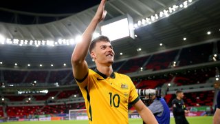 Ajdin Hrustic de Australia celebra después de la victoria de sus lados durante el partido de playoffs de la Copa Mundial de la FIFA 2022 entre los Emiratos Árabes Unidos y Australia en el estadio Ahmad Bin Ali el 7 de junio de 2022 en Doha, Qatar.