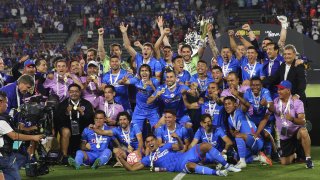 Jugadores y cuerpo técnico de Cruz Azul celebran con el trofeo Campeón de Campeones, tras vencer a Atlas en el Dignity Health Sports Park de Carson, Los Ángeles, California (Estados Unidos), este 26 de junio de 2022.