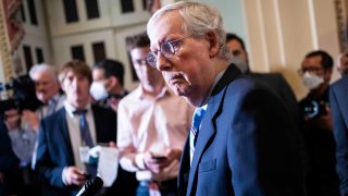 El líder de la minoría del Senado, Mitch McConnell, republicano por Kentucky, realiza una conferencia de prensa después de los almuerzos del Senado en el Capitolio de los Estados Unidos el martes 14 de junio de 2022.