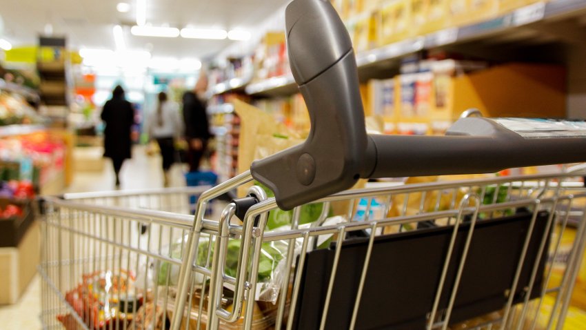 Foto de archivo de un carrito de la compra lleno de productos de alimentación