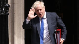 El primer ministro Boris Johnson sale de 10 Downing Street para PMQ el 6 de julio de 2022 en Londres, Inglaterra.