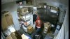 En video: ladrones armados y enmascarados roban efectivo de una panadería tras amenazar a un empleado