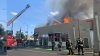 Incendio arrasa con parte de una estructura comercial en Stockton