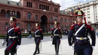 Guardias frente a la Casa Rosada