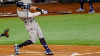 Aaron Judge hace su jonrón número 62.