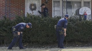 Policías registran casa