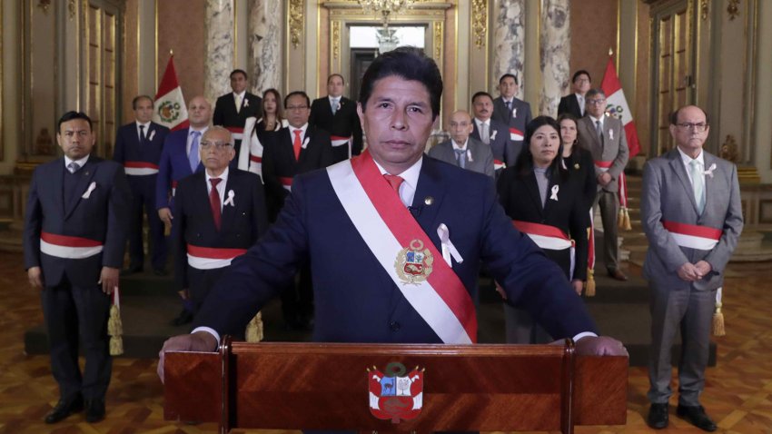 Fotografía cedida por la Presidencia de Perú que muestra al mandatario Pedro Castillo junto a su gabinete de Gobierno durante un mensaje a la nación.