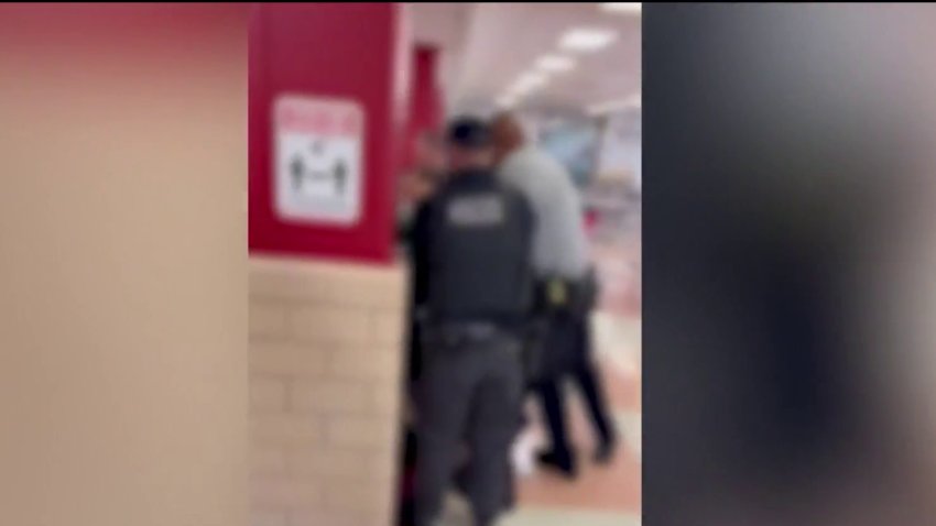 Captan en video pelea masiva en escuela secundaria; hay tres menores detenidos