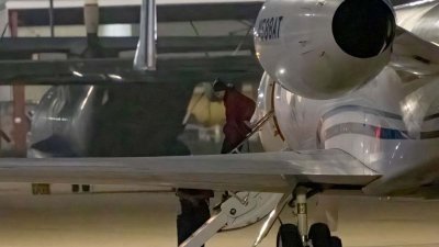 En video: el momento en que Brittney Griner baja del avión que la trajo a casa