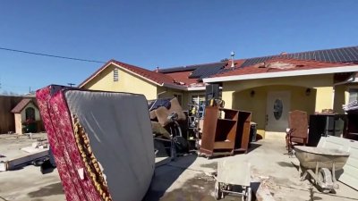 Recuperación de Acampo: Residentes limpian lo que queda de sus casas  inundadas – Telemundo Sacramento