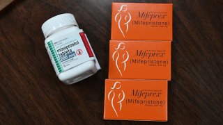 La combinación de Mifepristona (Mifeprex) y el Misoprostol, son los dos medicamentos más usados para inducir abortos en EEUU.