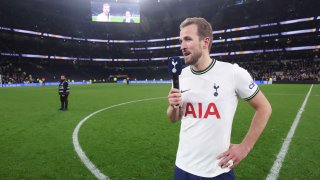 Harry Kane habla con los fanáticos tras romper el récord de Jimmy Greaves y convertirse en el máximo goleador de todos los tiempos del Tottenham tras vencer al Manchester City en el Tottenham Hotspur Stadium el 5 de febrero de 2023 en Londres, Inglaterra.