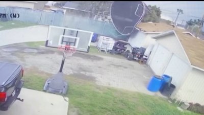 En video: mira cómo los vientos levantan objetos en una casa en California