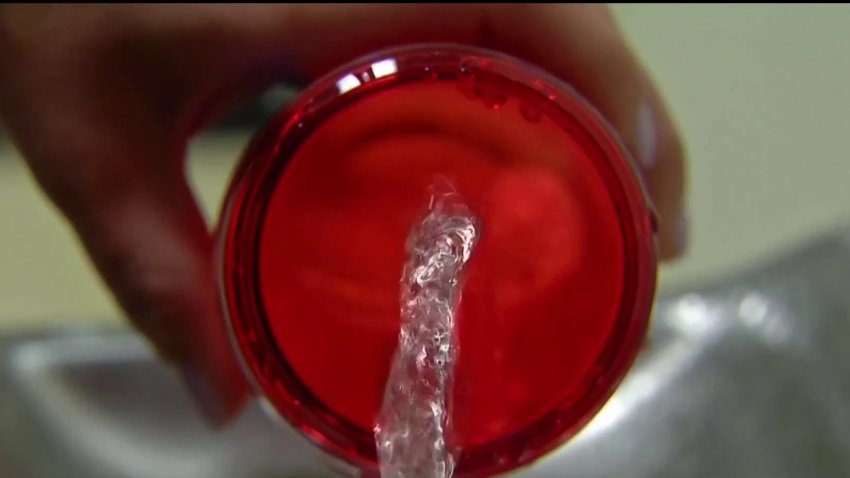 Agencia federal propone una norma contra los “químicos para siempre” en el agua potable