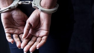 Como Clarisa Beth Otasua, de 36 años, fue identificada la sospechosa quien enfrenta cargos de robo, obstrucción a la justicia y ofrecer información falsa a un oficial.