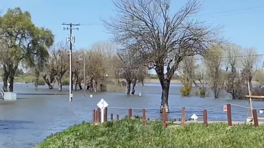 Se derrite la nieve y se eleva el peligro de inundaciones en varias áreas de California