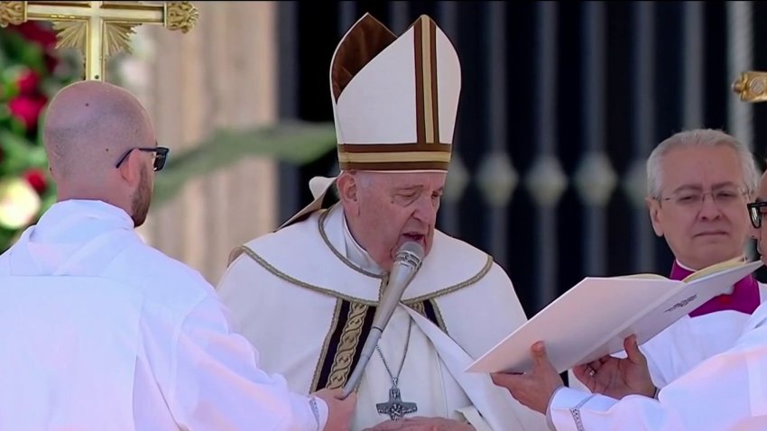 El papa Francisco da la bendición al mundo en la Misa de Domingo de Pascuas