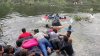 Desgarrador video: cientos de migrantes se lanzan al río para cruzar a EEUU