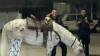 En video: policía se convierte en jinete para devolver caballo desbocado a su dueño