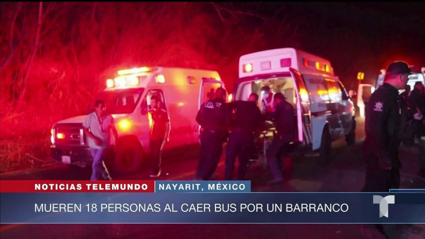 Mueren 18 personas al caer autobús por barranco en México