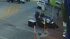 Captado en video: joven estrella vehículo de tres ruedas contra panadería