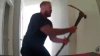 En video: ataca con un hacha a los residentes de una casa