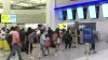 Autoridades: abuela abandona a su nieta de 8 años en un aeropuerto y se monta en vuelo internacional