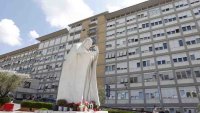 El papa Francisco se encuentra “bien, despierto y consciente”, según cirujano