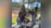 Brutal paliza: tres estudiantes atacan a puñetazos a joven y todo quedó captado en video