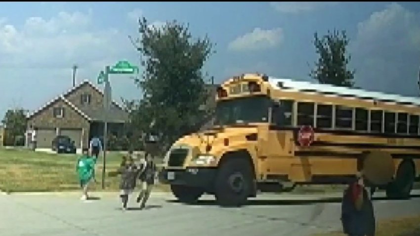 Captado en video: chofer casi atropella a niños con autobús escolar