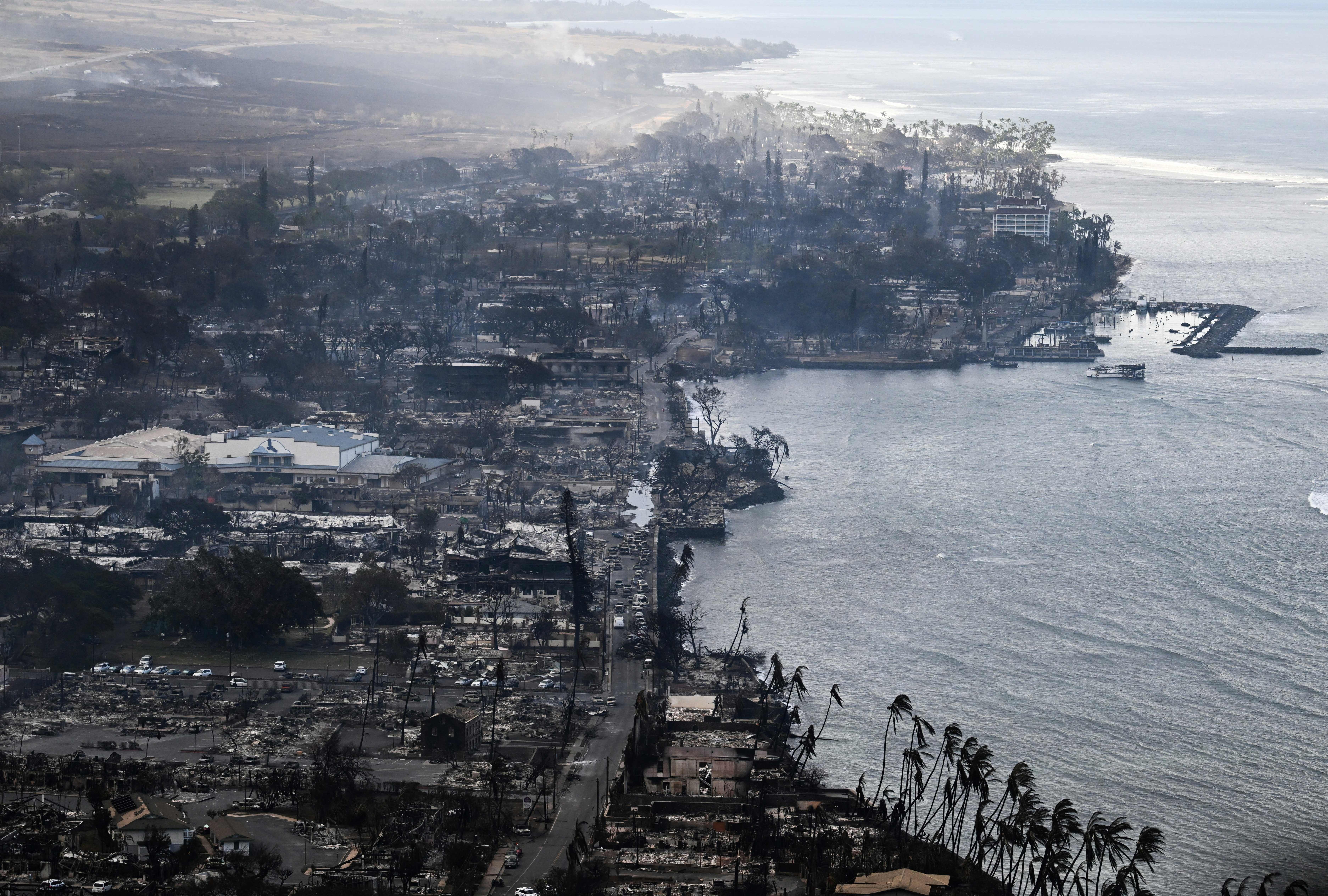 Las casas y los edificios se quemaron hasta los cimientos alrededor del puerto y Front Street en el histórico pueblo de Lahaina después de los incendios forestales en el oeste de Maui en Lahaina, Hawaii, el 10 de agosto de 2023.