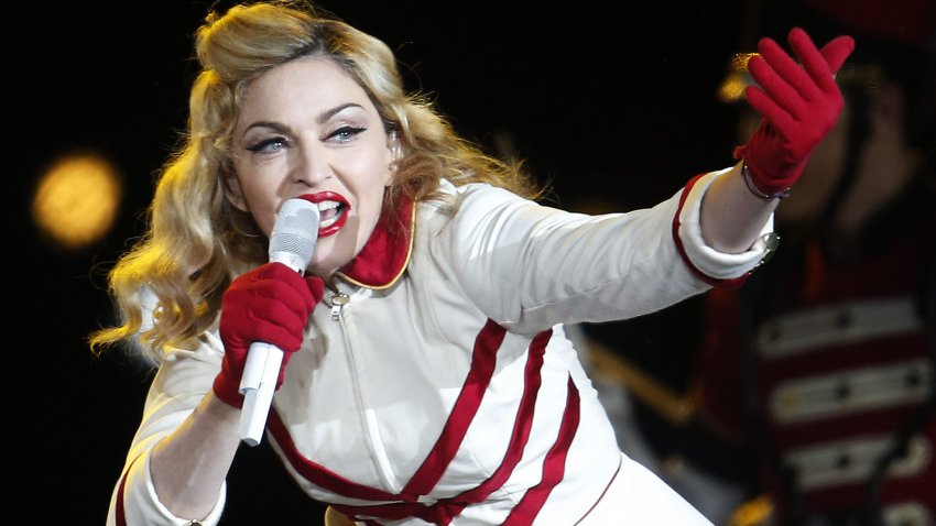 Fotografía de archivo fechada el 19 de diciembre de 2012 que muestra a la cantante estadounidense Madonna mientras se presenta en concierto en el Estadio Nacional, en Santiago (Chile). EFE/Felipe Trueba