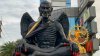 Estatua de aspecto demoníaco causa polémica entre adoradores y detractores