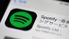 En español y con voz original: Spotify doblará algunos de sus pódcast famosos