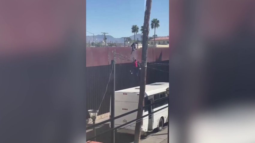 En video: varias personas cruzan el muro fronterizo a plena luz del día