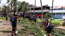 Agentes de la Marina comienzan la limpieza de una calle afectada por el huracán Otis, hoy, en el balneario de Acapulco, en el estado de Guerrero (México). EFE/ David Guzmán