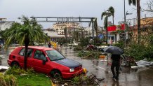 Fotografía de escombros y vehículos averiados tras el paso del huracán Otis, hoy, en el balneario de Acapulco, en el estado de Guerrero (México). EFE/ David Guzmán