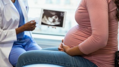 Mujeres latinas son más propensas a complicaciones en el embarazo. Este programa fue creado para ayudarlas