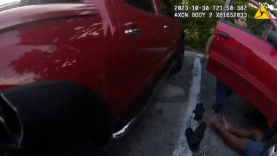 “Como Hulk”: policías levantan un auto para salvar a hombre que casi muere aplastado