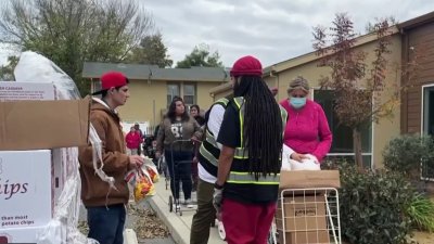 Realizan entrega de comida gratis en el condado Yuba